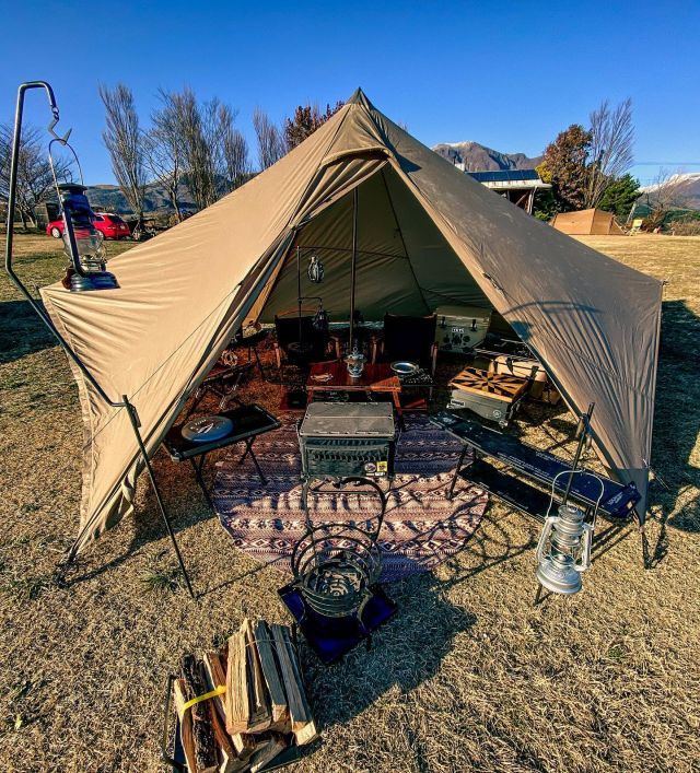 過去pic🤳  冬は寒くて出番のなかったギギ1
そろそろ張りたい⛺️  以下使用ギア紹介  #ボイボイキャンプ場  ↓以下使用ギア↓  テーブル
blackdesignjp 
blackdesigntw  さんの
#ハレテーブル 
#ブラックデザイン葉月  snowpeak_official の
#シェルコン に
akatonbo516 さん
lockfield_equipment さん
の
#シェルコンウィングトップ  village__upper さんの
#シェルコン天板  akatonbo516 さんと
bycruise_originals さんの
シェルコンサイドバック  noras.jp さんの
#norasテーブル  lockfield_equipment さん
#gt40 
#deck2  wholeearth.official さんの
テーブルに
lockfield_equipment さんの#lfebumper  チェア  quickcamp.jp さん
#ウッドローチェア  テント
zanearts_official 
#ギギ1  ランタンポール
sanzokumountain さんの
#sanzokumountainshock  tripathproducts さん
#グルグルファイヤー  #lockfieldequipment #h_and_o  #b0nb0ner0 #noras #アルパカストーブ #キャンプ #きゃんぷめし #キャンプサイト #キャンプサイトコーデ #キャンプギア #ガレージブランド #九州キャンプ #福岡キャンプ